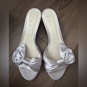 Something Bleu Bridal Kitten Slides Heels in Silver
Grey Satin - size 7.5